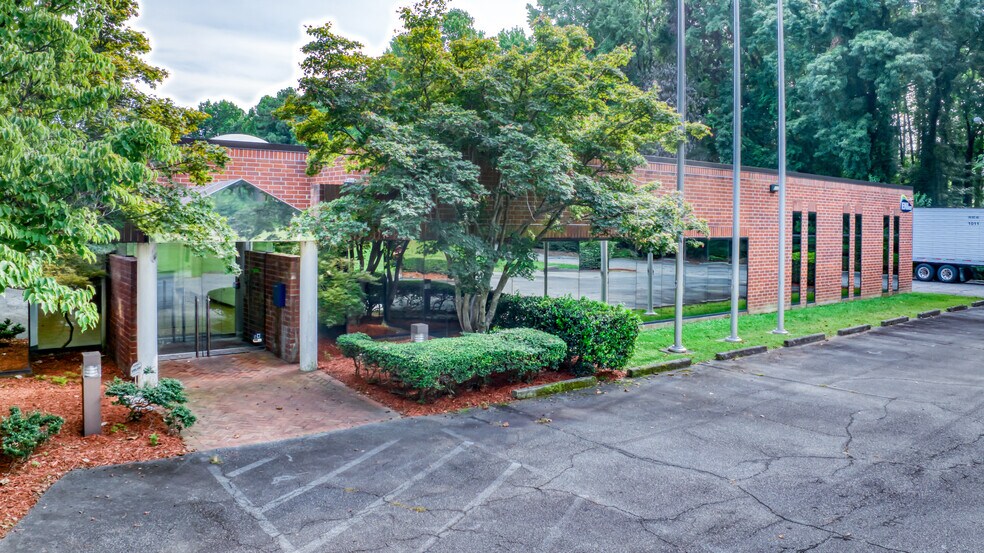 More Photos Of 3289 Montreal Industrial Way, Tucker Warehouse For Sale