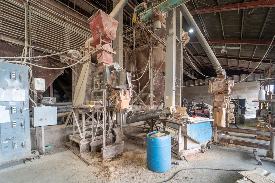 More Photos Of 610 E End St, Goliad General Retail For Sale