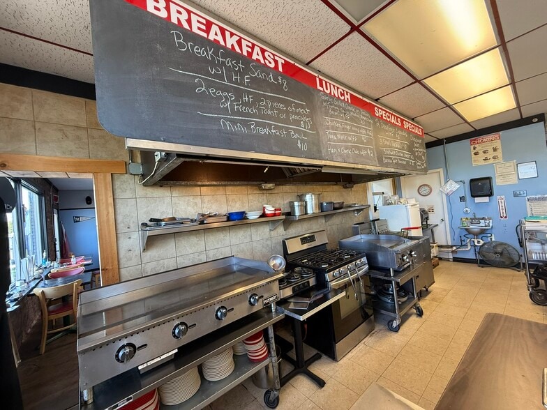 More Photos Of 2026 Lockport Rd, Niagara Falls Restaurant For Lease