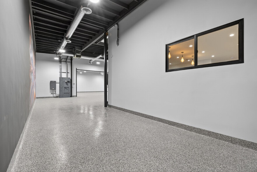 More Photos Of 703 S Main St, Burbank Showroom For Sale
