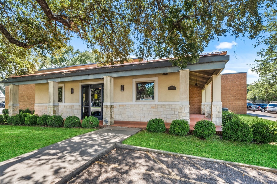 More Photos Of 2501 N Navarro St, Victoria Medical For Sale