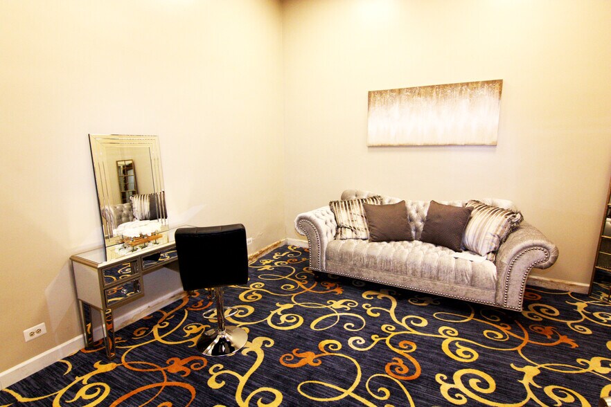 More Photos Of 1300 Irving Park Rd, Streamwood General Retail For Sale