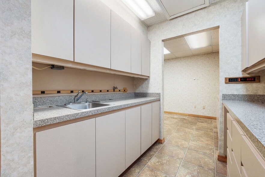 More Photos Of 1701 66th St N, Saint Petersburg Medical For Sale