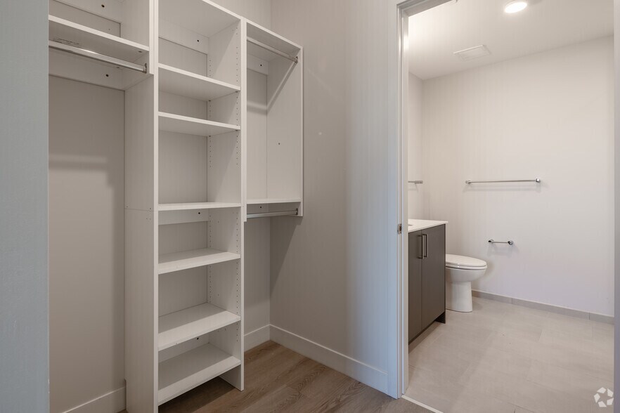 More Photos Of 670 N May St, Chicago Apartments For Lease