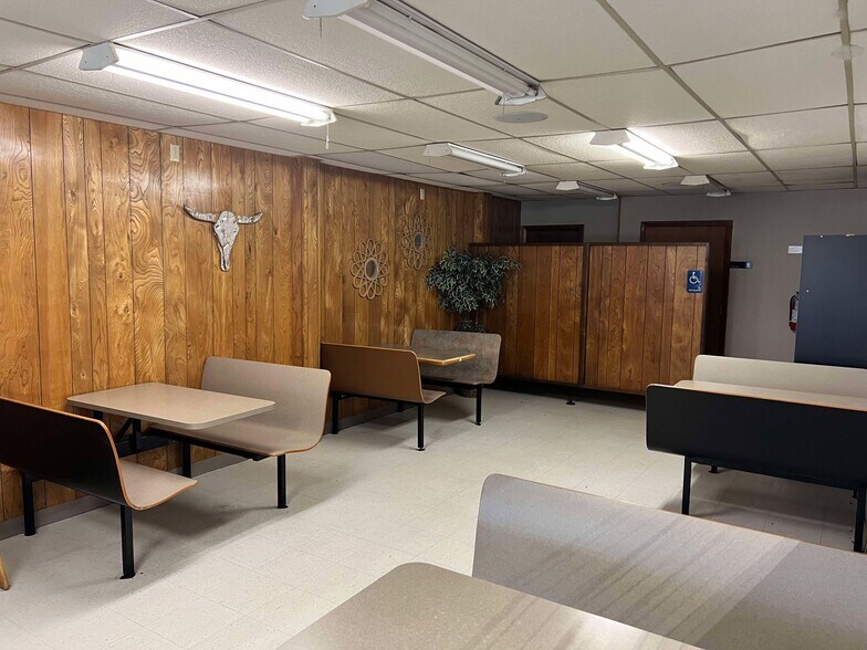 More Photos Of 100 SE 5th St, Abilene Flex For Lease