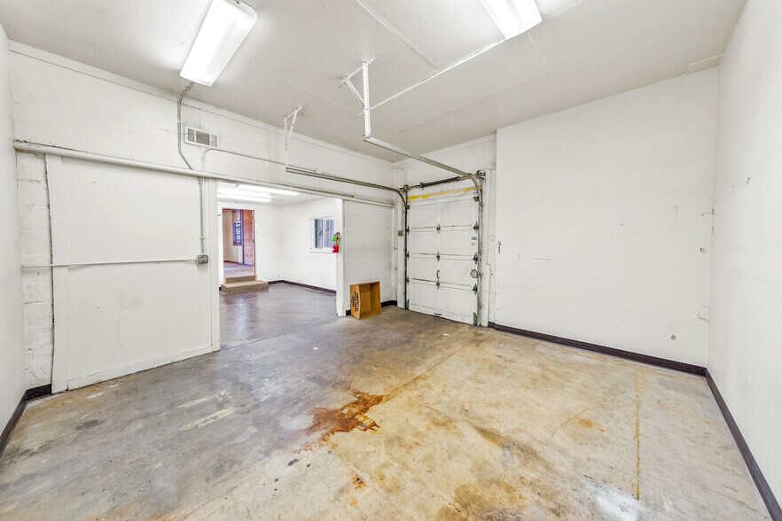 More Photos Of 211 Front St, Central Point General Retail For Sale