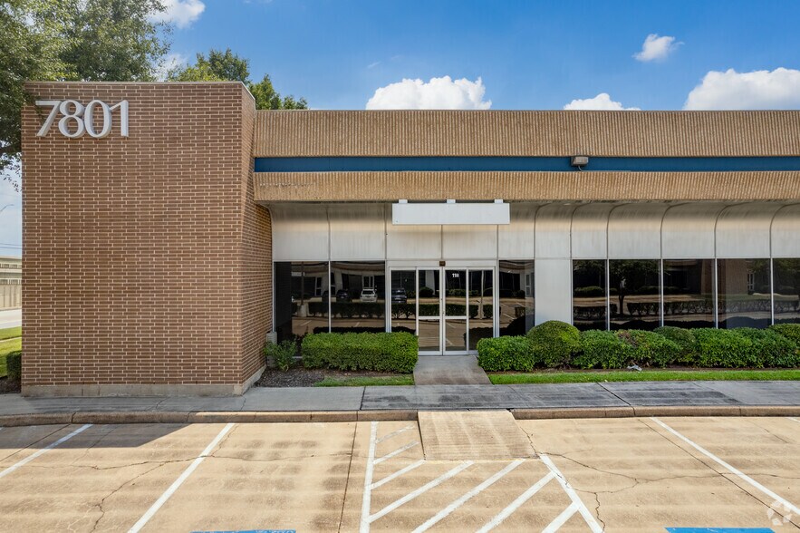 More Photos Of 7811 N Shepherd Dr, Houston Unknown For Lease