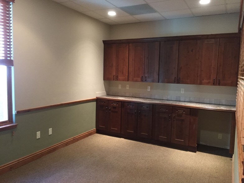 More Photos Of 1160 Capitol St, Eagle Storefront Retail Office For Sale