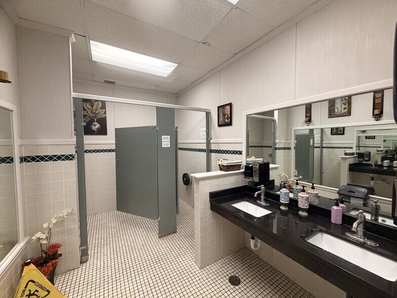 More Photos Of 10924 Vance Jackson Rd, San Antonio Medical For Lease