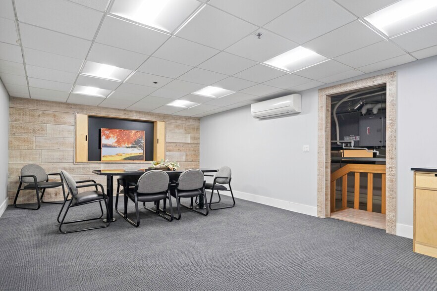 More Photos Of 1674 N Industrial Ave, Ottawa Manufacturing For Sale