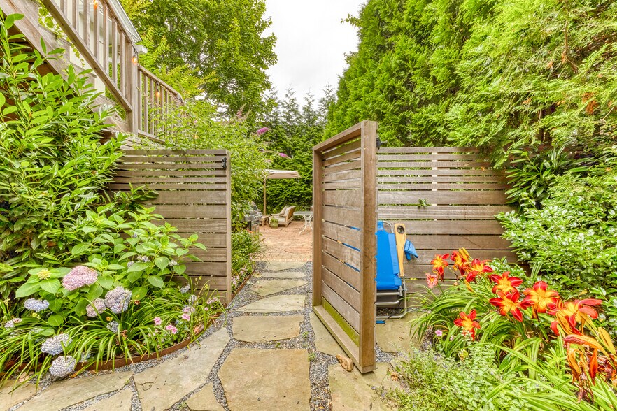 More Photos Of 126-130 N Main St, East Hampton Office For Lease