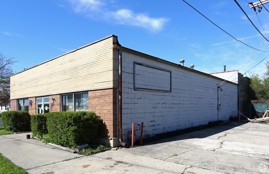More Photos Of 560 N York Rd, Bensenville Showroom For Sale