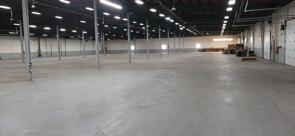 More Photos Of 80 Holton St, Woburn Service For Lease