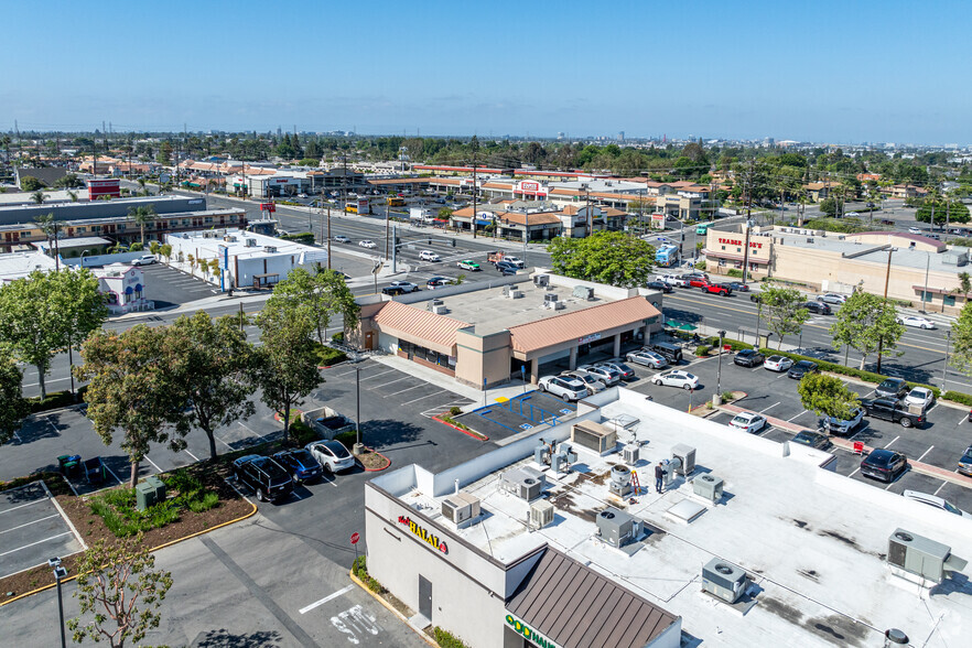 More Photos Of 2115 N Tustin St, Orange Freestanding For Lease