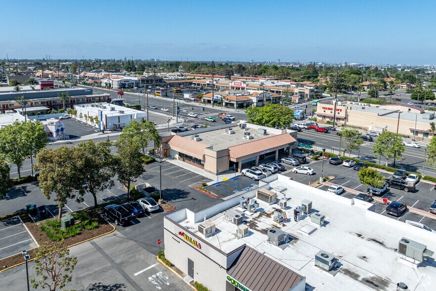 More Photos Of 2115 N Tustin St, Orange Freestanding For Lease