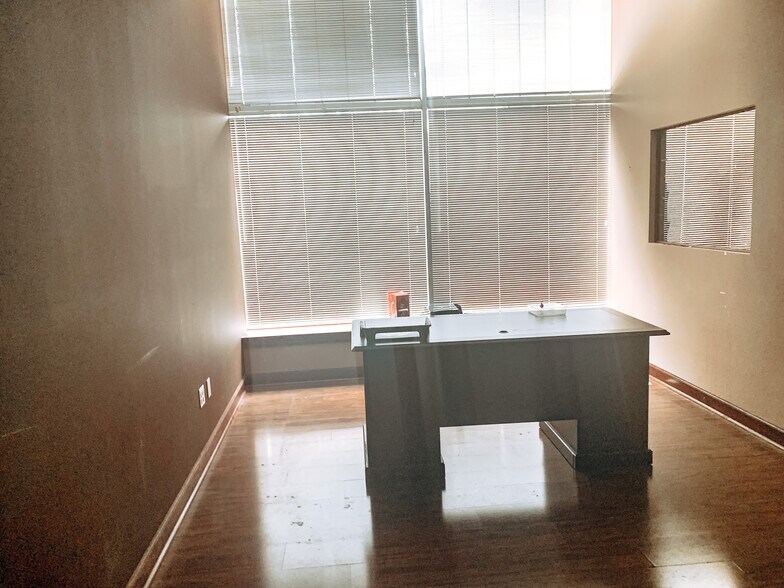 More Photos Of 271 E North Ave, Glendale Heights Freestanding For Sale