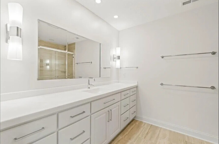 More Photos Of 1805 S 8th Ave E, Newton Specialty For Sale