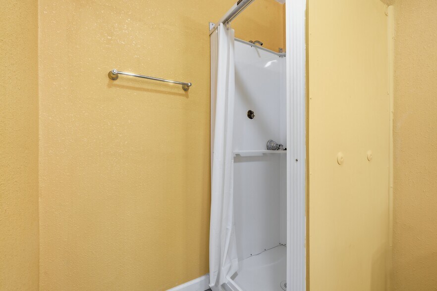 More Photos Of 10907 E 87th St, Raytown Multifamily For Sale