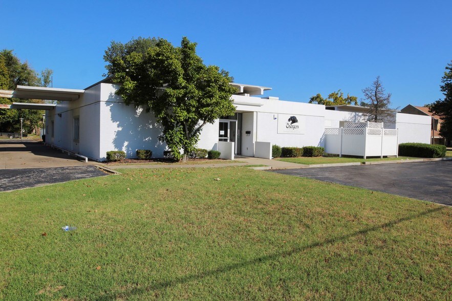 More Photos Of 210 S Kingshighway St, Sikeston Schools For Lease