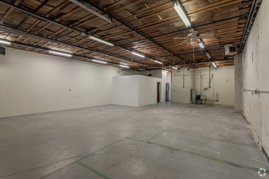 More Photos Of 5306 Peters Creek Rd, Roanoke Showroom For Sale