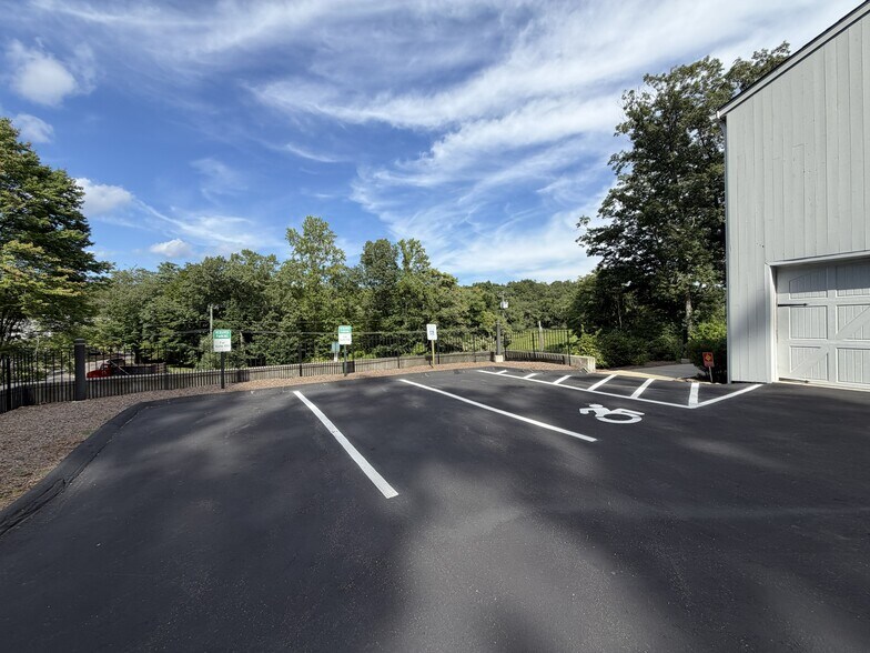 More Photos Of 1570 Boston Post Rd, Guilford Office For Lease