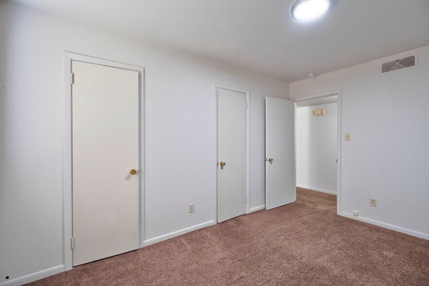 More Photos Of 2500 W 26th St, Plainview Apartments For Sale