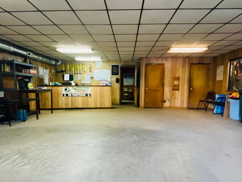 More Photos Of 23 Lana Ln, Burnsville Auto Repair For Sale