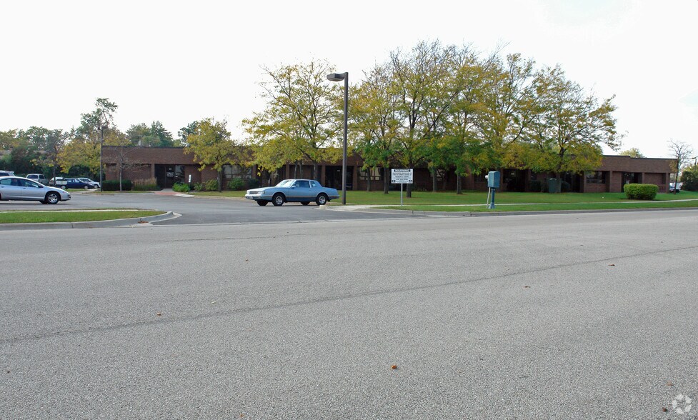 More Photos Of 100 Hillcrest Blvd, Schaumburg Office For Lease