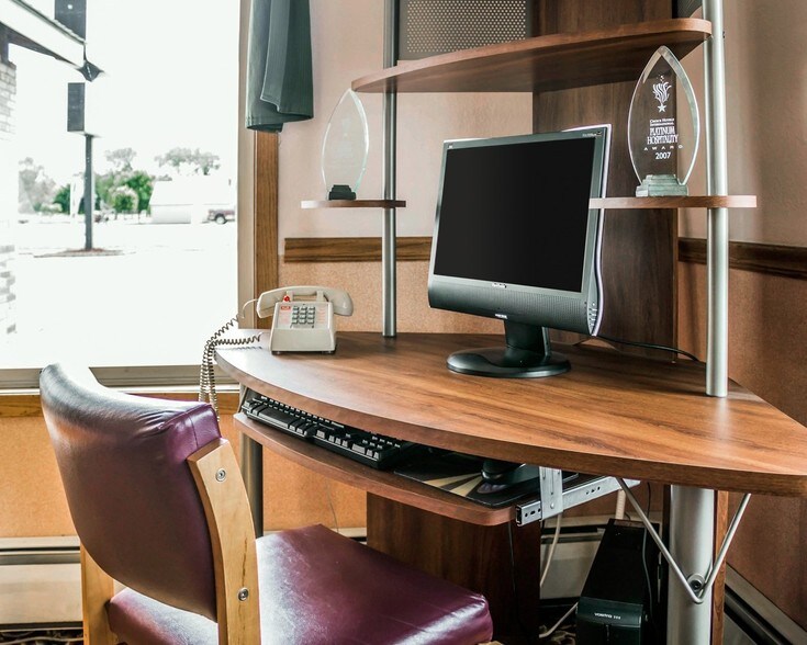 More Photos Of 921 N Lincoln Rd, Escanaba Hotel For Sale