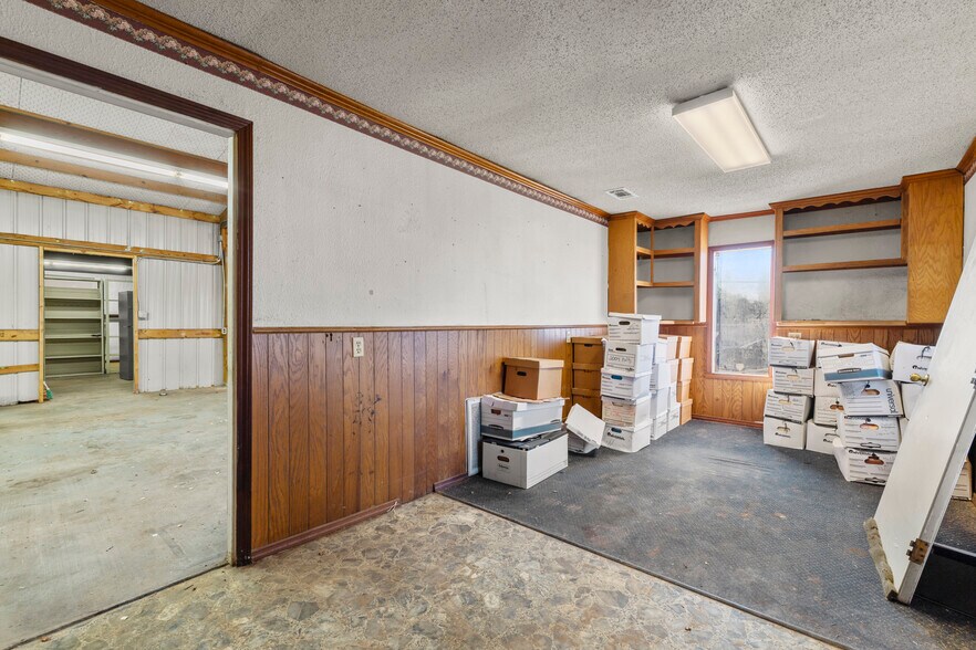 More Photos Of 1106 E Main St, Nacogdoches Warehouse For Sale