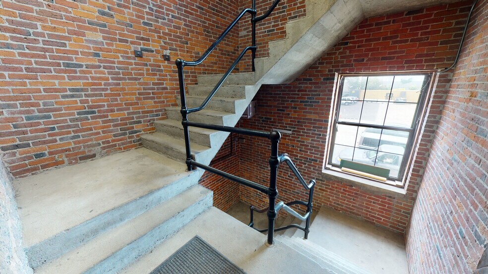 More Photos Of 119 R Foster St, Peabody Warehouse For Lease