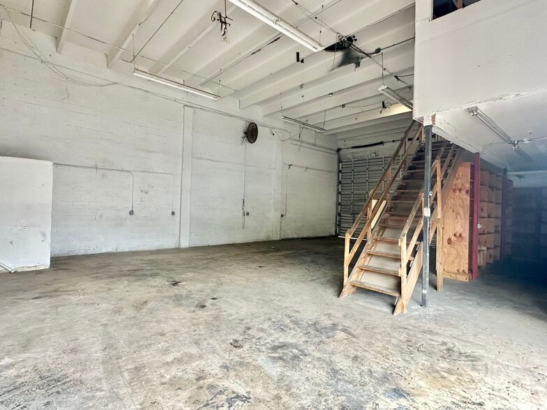 More Photos Of 5751 Dawson St, Hollywood Warehouse For Lease