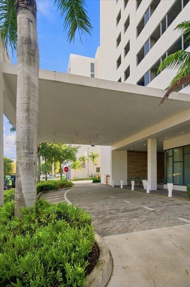 More Photos Of 2920-2950 NE 207th St, Aventura Unknown For Lease