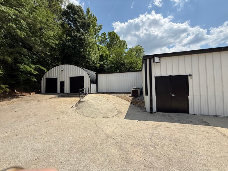 More Photos Of 3543 Pelham Pky, Pelham Showroom For Sale