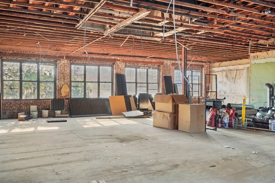 More Photos Of 67-05-67-09 Fresh Pond Rd, Ridgewood Bank For Lease