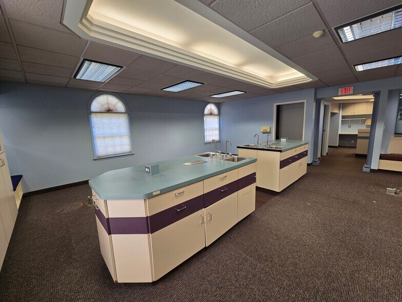 More Photos Of 30201 Dequindre Rd, Madison Heights Medical For Lease