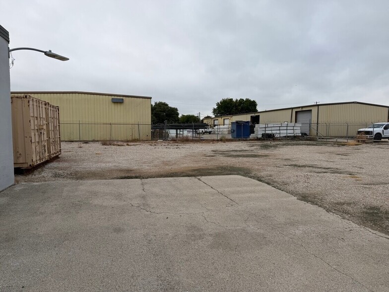 More Photos Of 5116 Sun Valley Dr, Fort Worth Flex For Lease