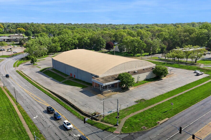 More Photos Of 7201 Hickman Rd, Urbandale Skating Rink For Sale