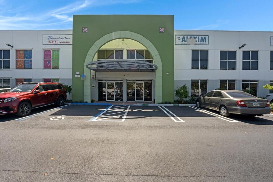 More Photos Of 7866 NW 46th St, Doral Distribution For Lease