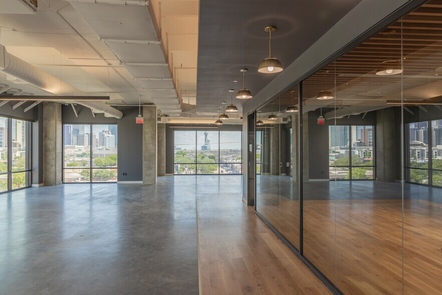 More Photos Of 1333 Oak Lawn Ave, Dallas Office For Lease