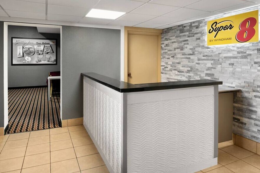 More Photos Of 4685 NE 14th St, Des Moines Hotel For Sale