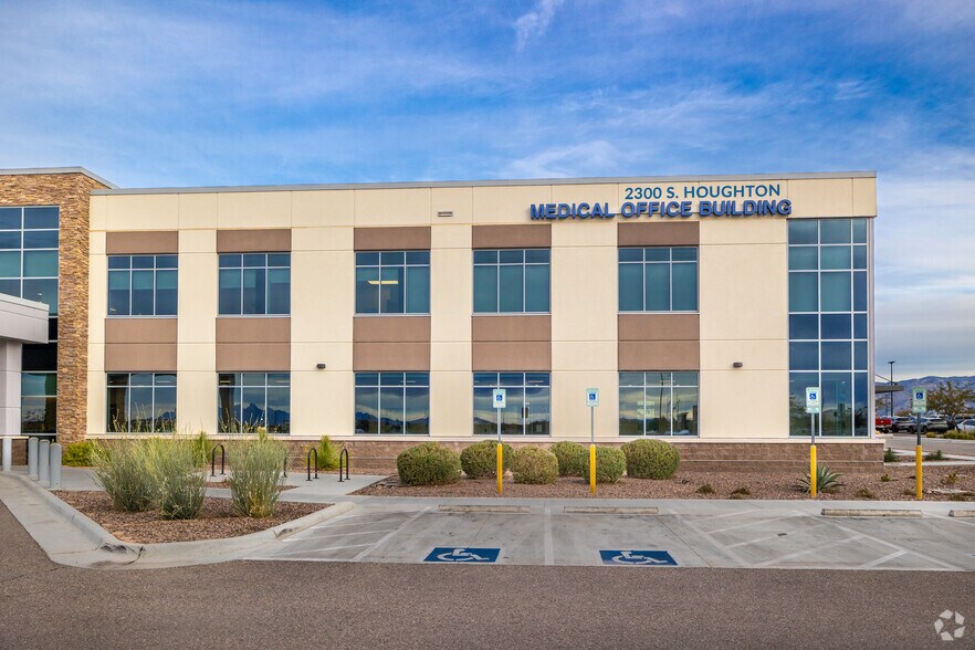 More Photos Of 2300 S Houghton Rd, Tucson Medical For Lease