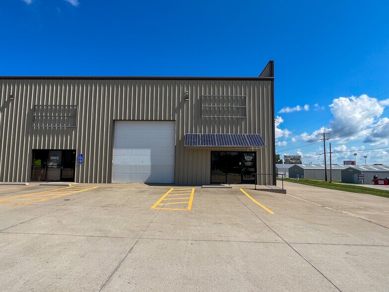 More Photos Of 4173 N 20th St, Ozark Warehouse For Lease
