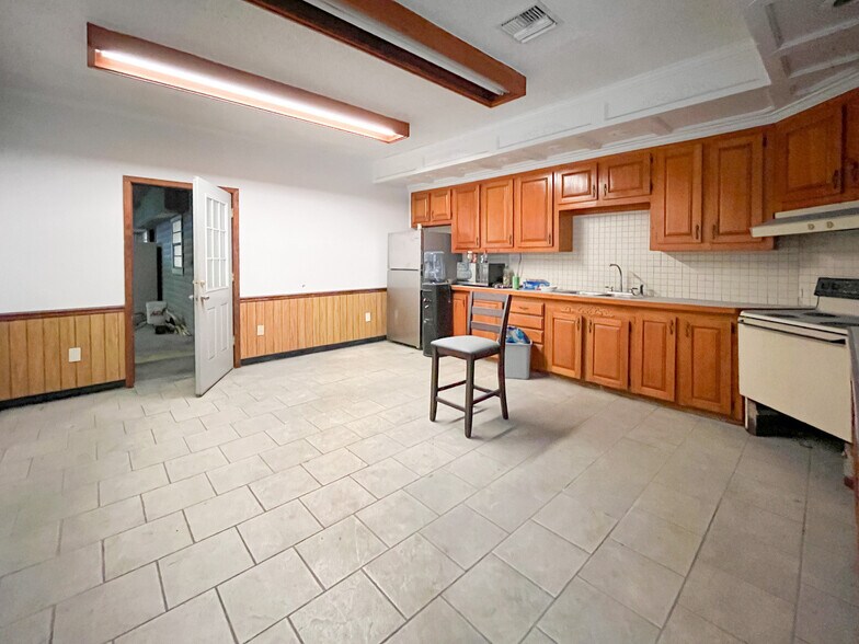 More Photos Of 3703 S Lewis St, New Iberia Warehouse For Sale