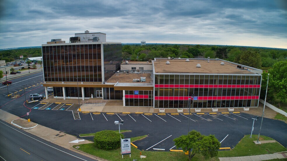 More Photos Of 2520 W Irving Blvd, Irving Office For Lease