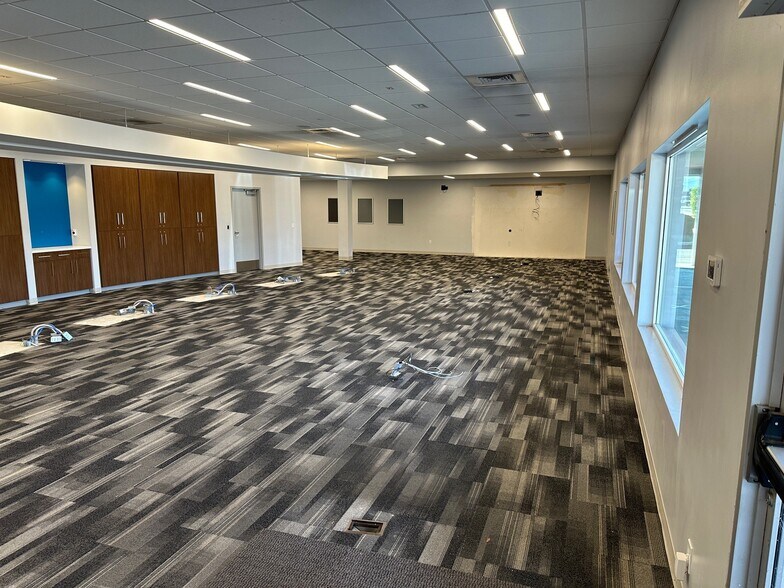 More Photos Of 765 S Riverside Ave, Medford Freestanding For Sale