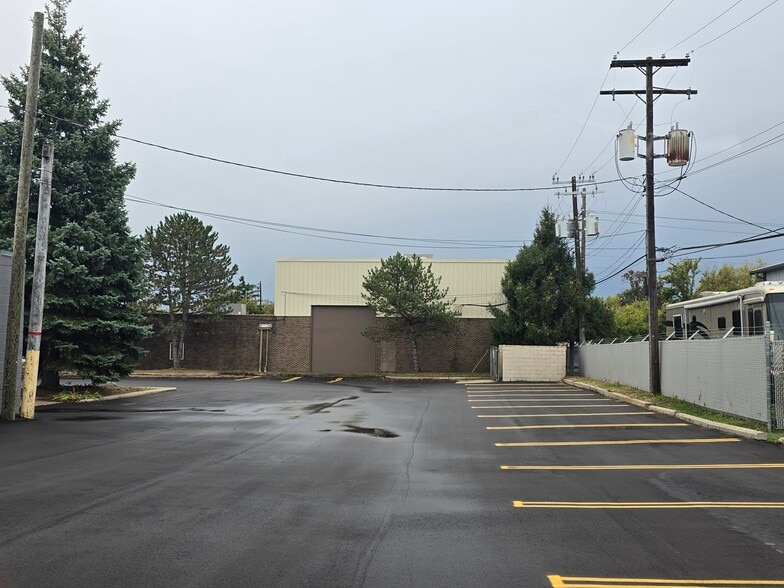 More Photos Of 1989 N Opdyke Rd, Auburn Hills Freestanding For Sale