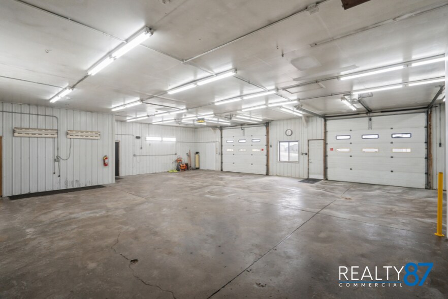 More Photos Of 1620 W Post Rd SW, Cedar Rapids Warehouse For Sale