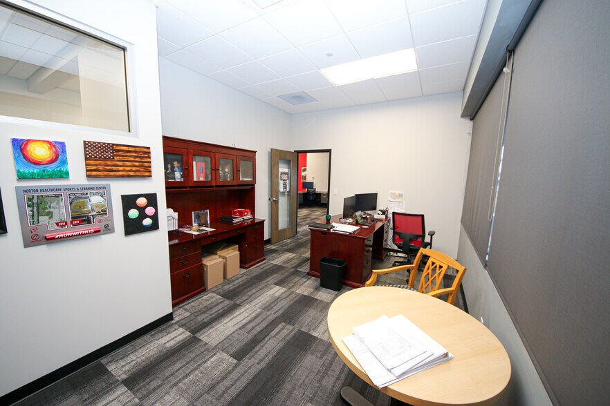 More Photos Of 7707 National Tpke, Louisville Light Distribution For Lease