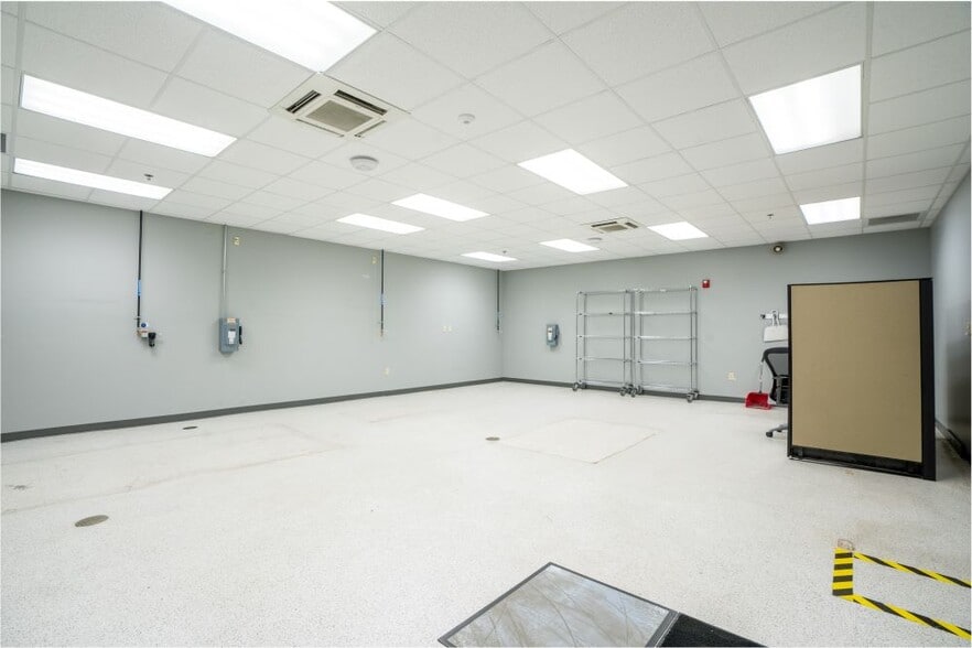 More Photos Of 900 W Indiana St, Evansville Distribution For Lease